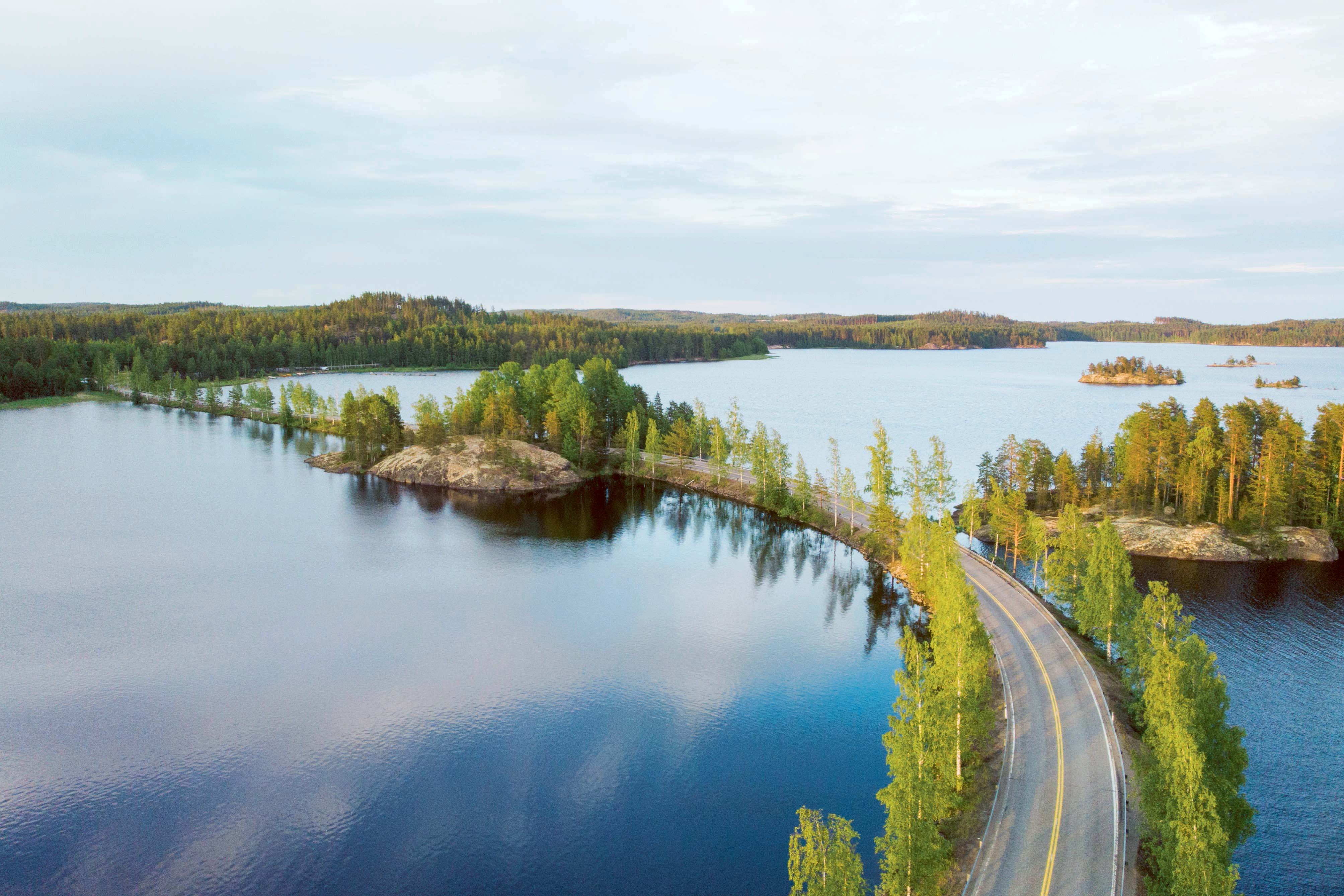 Strada tra i laghi a Puumala, Finlandia.