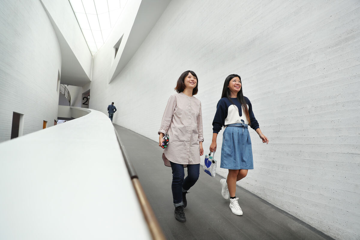 Två kvinnor går i Kiasma Museum of Modern Art i Helsingfors.