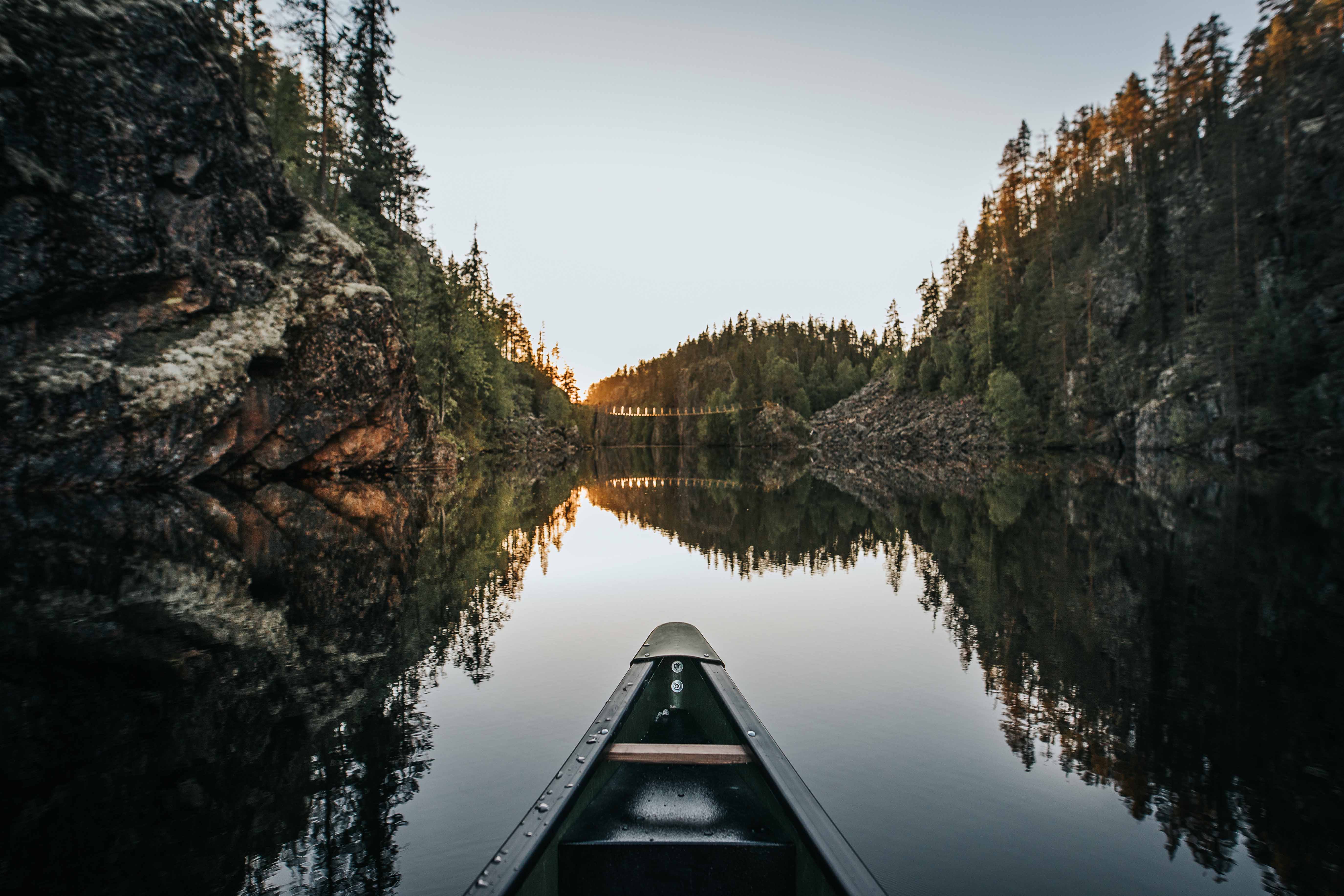Una canoa in un lago stretto.