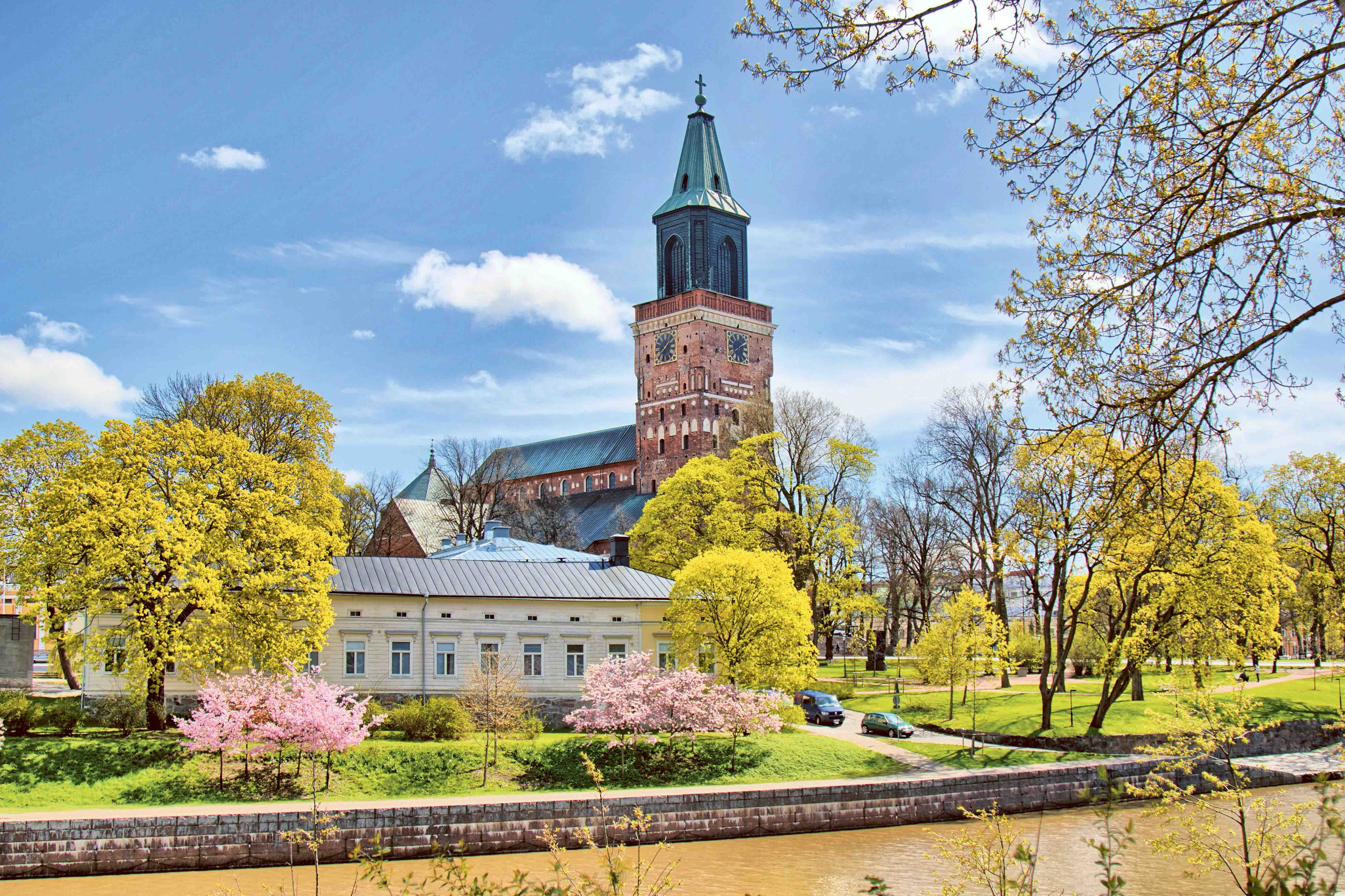 Cattedrale di Turku lungo il fiume Aura