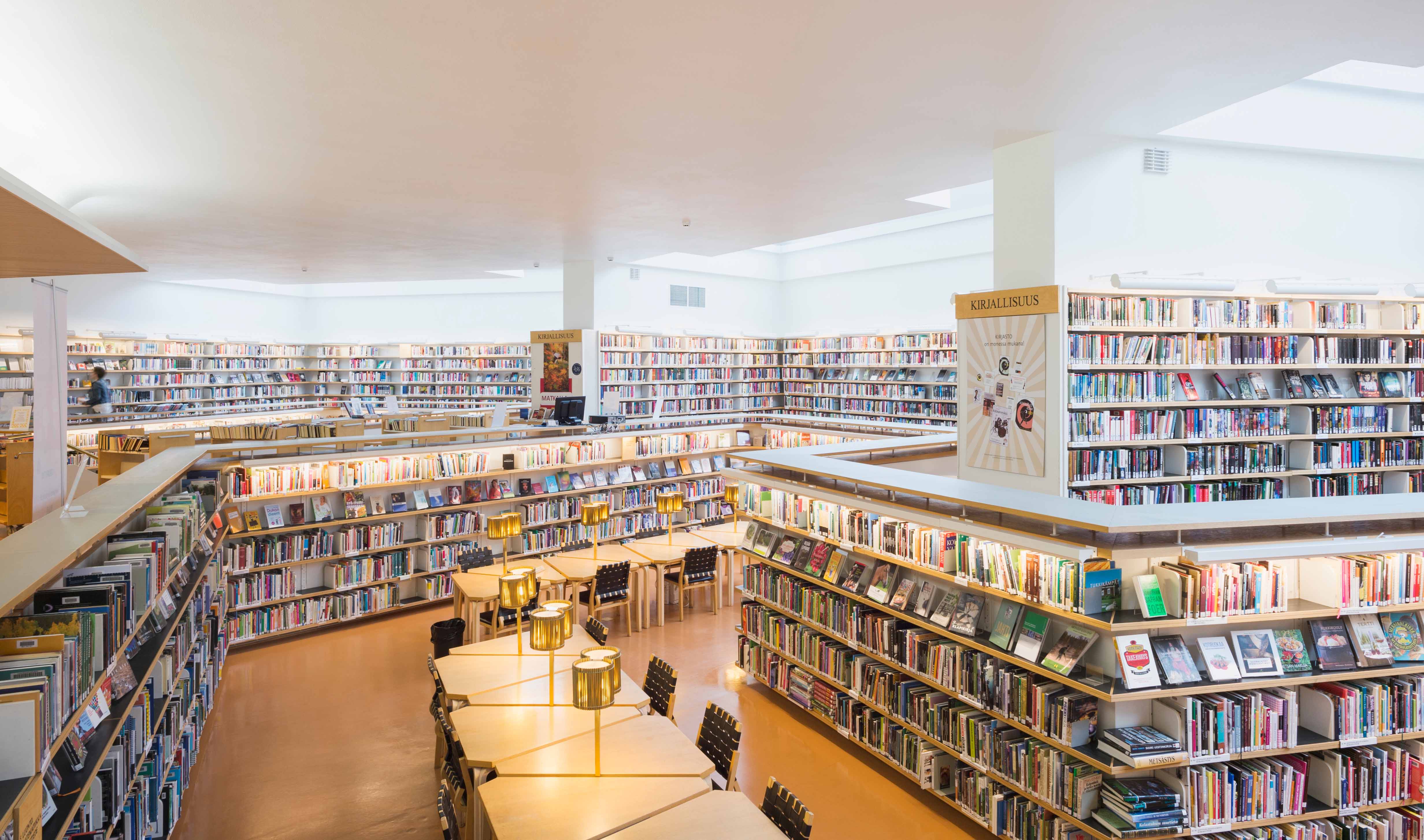 Bücher und Lesebereich in der Bibliothek von Rovaniemi in Finnland.