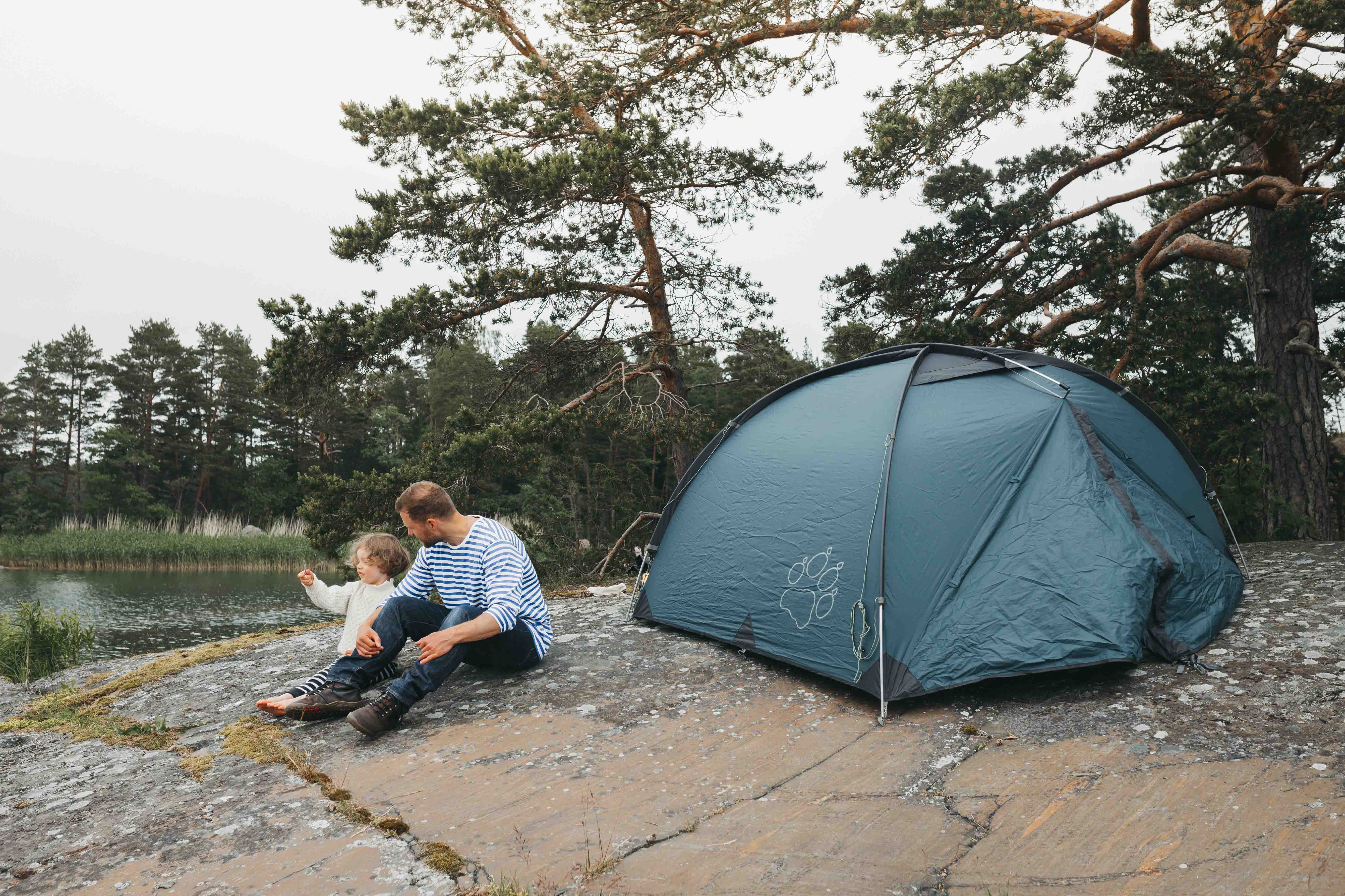 子供と父親がフィンランドでキャンプしています。