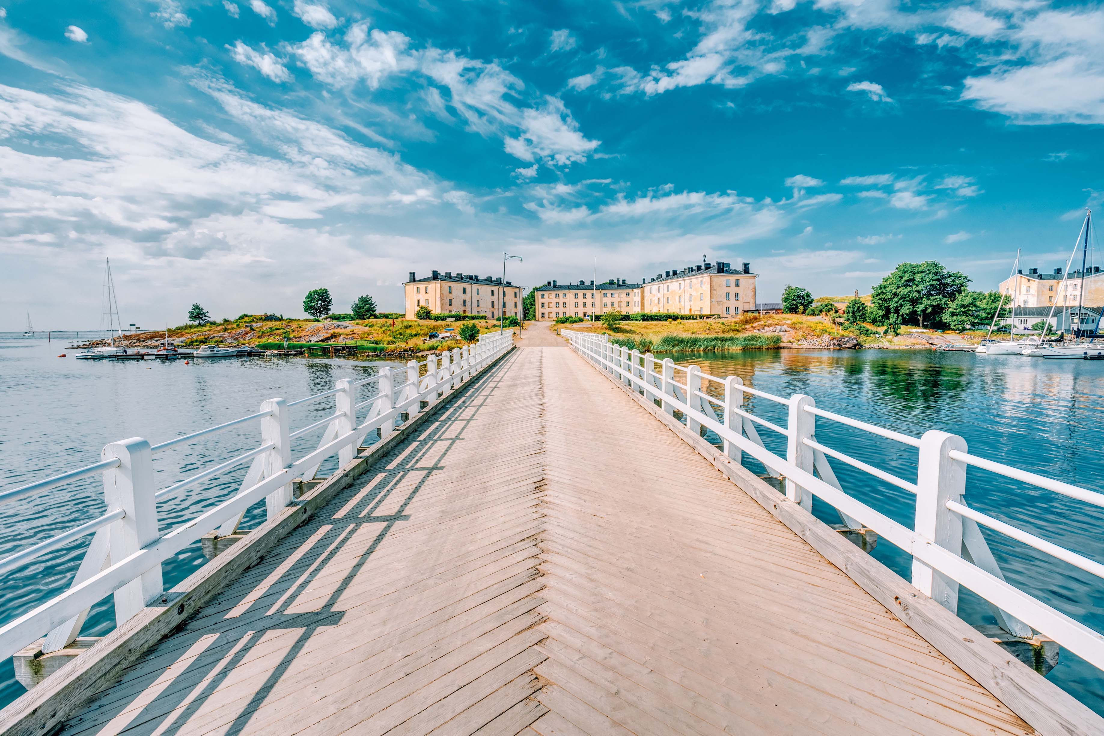 Foto panorámica sobre un puente que lleva a la isla fortaleza de Suomenlinna